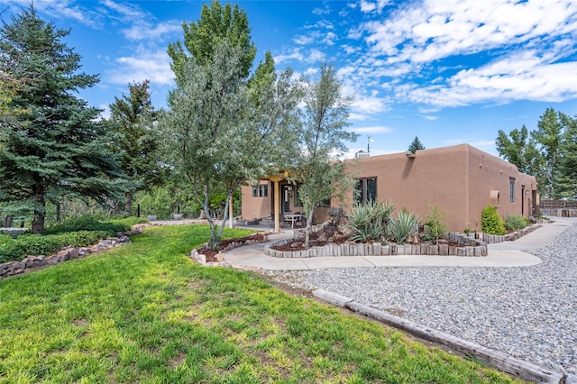 view of front of property featuring a front yard