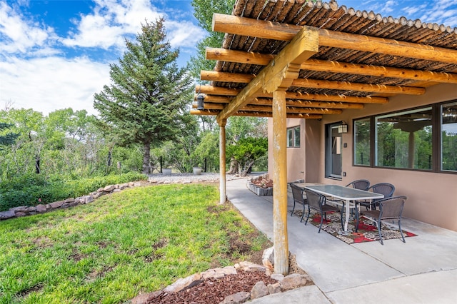 view of yard with a patio and a pergola