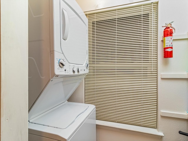 505 Oppenheimer Dr Unit 511, Los Alamos, NM 87544 - laundry room featuring a heating unit and stacked washer / dryer