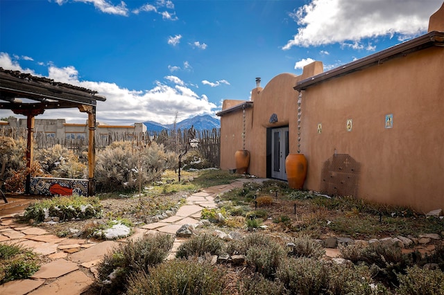 view of yard featuring a mountain view