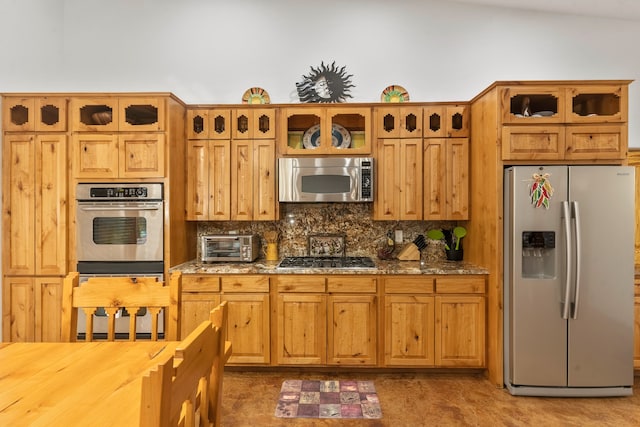 kitchen with stainless steel appliances, lofted ceiling, decorative backsplash, and carpet floors