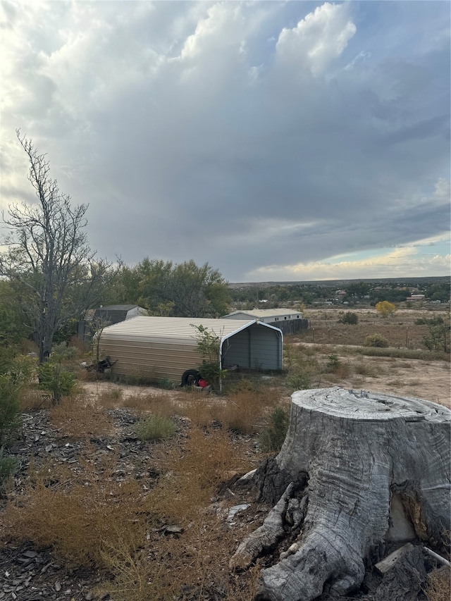 view of yard featuring a rural view