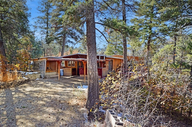 back of house featuring an outbuilding