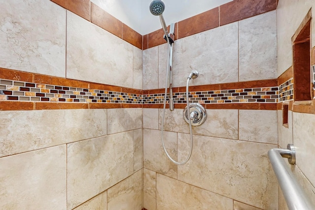 room details featuring a tile shower