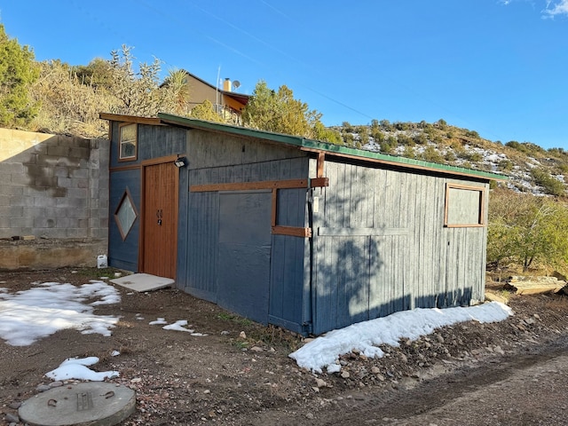 view of outbuilding