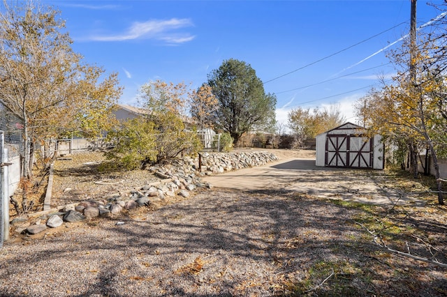 view of yard featuring a storage unit