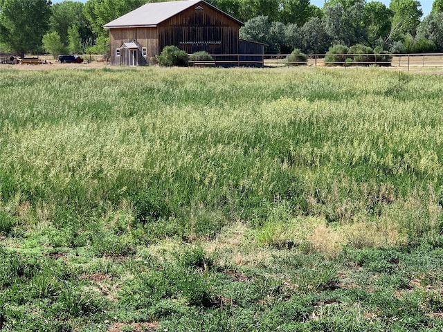 view of yard featuring a rural view