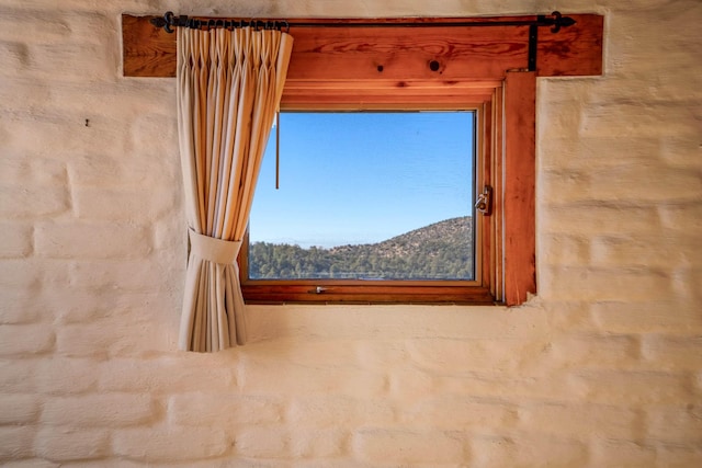 room details featuring a mountain view