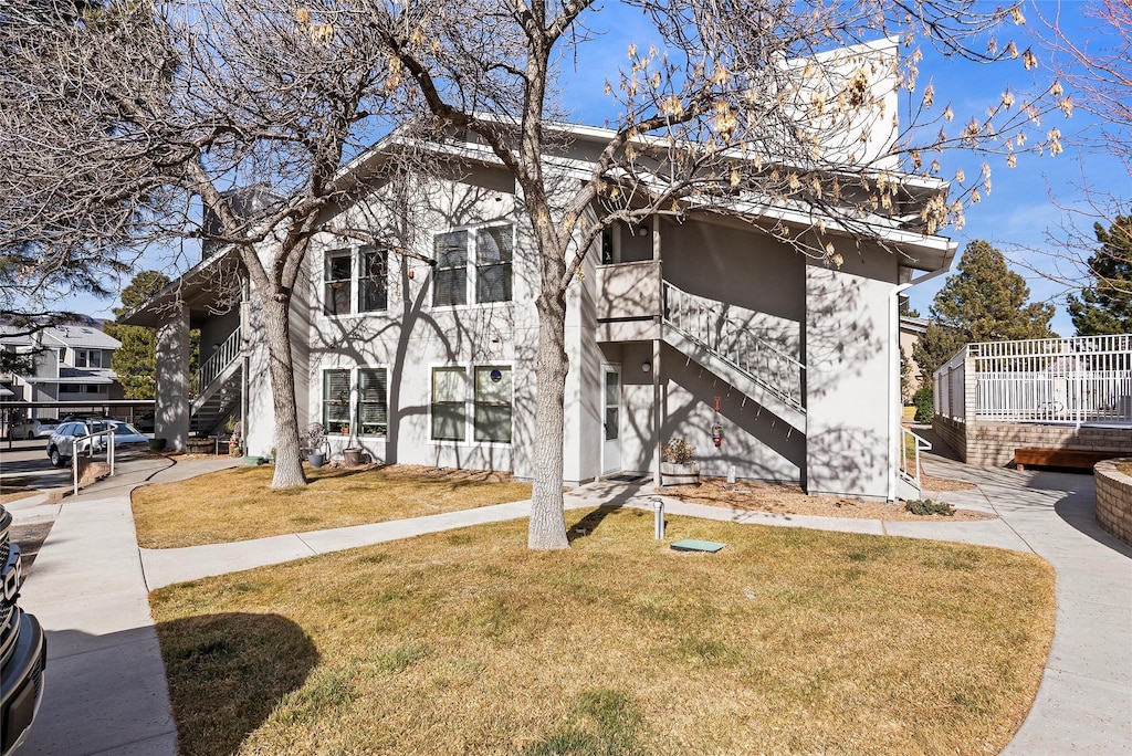 view of front of house with a front lawn