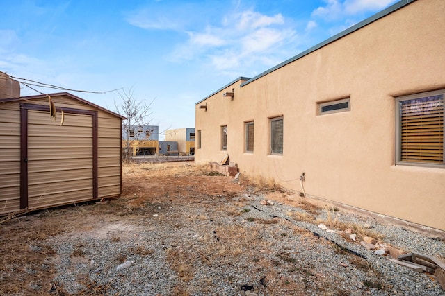 view of yard featuring a storage unit