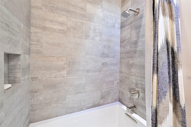 bathroom featuring tiled shower / bath