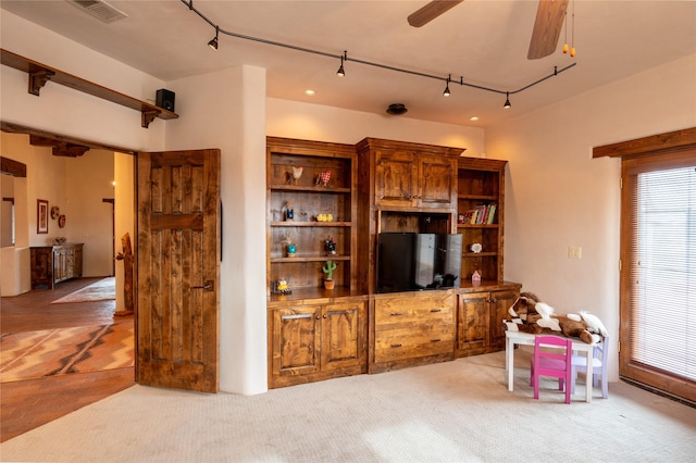 carpeted living room featuring ceiling fan