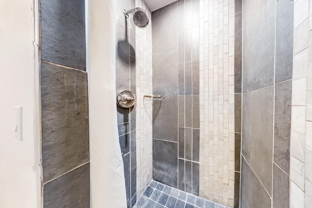 bathroom featuring tiled shower