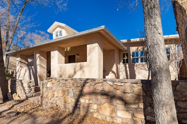 1109 E Alameda St, Santa Fe, NM 87501 - view of side of home featuring stucco siding
