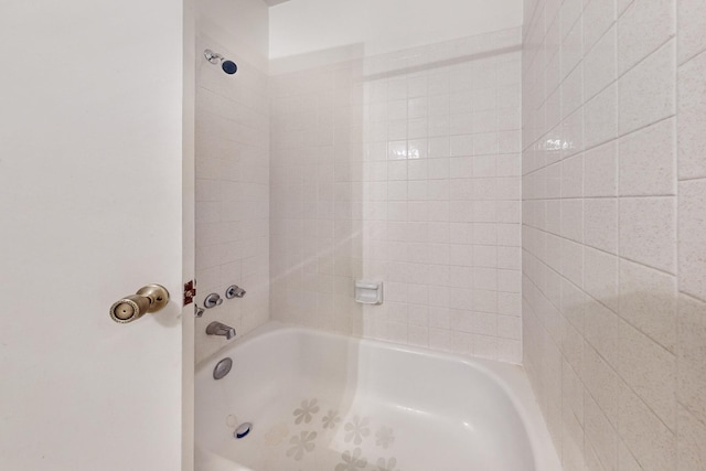 bathroom with tiled shower / bath