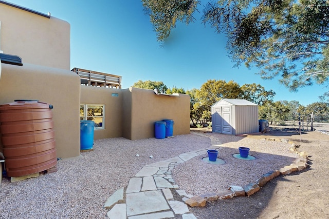 view of yard with a storage shed