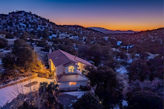 birds eye view of property featuring a mountain view