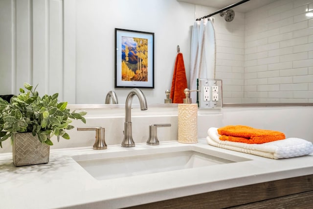 details featuring vanity and shower / tub combo with curtain