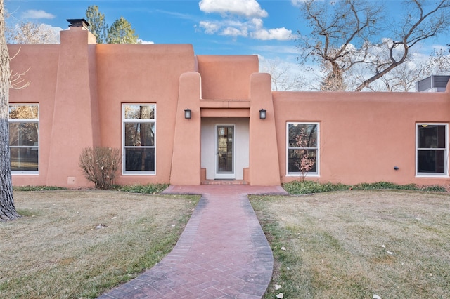 view of front of home with a front lawn