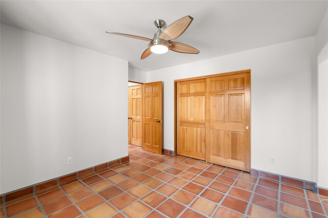 laundry area with sink, light tile patterned floors, cabinets, and washer and dryer