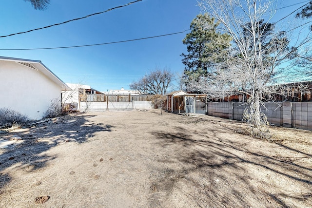 view of yard featuring an outdoor structure