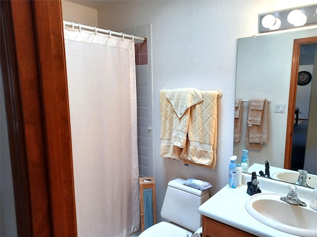 bathroom featuring a shower with curtain, vanity, and toilet