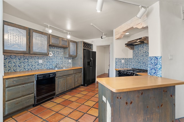 kitchen with dark brown cabinetry, sink, black appliances, and kitchen peninsula