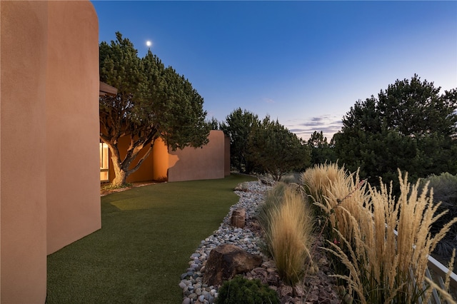 view of yard at dusk