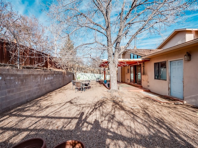 view of yard featuring a patio area