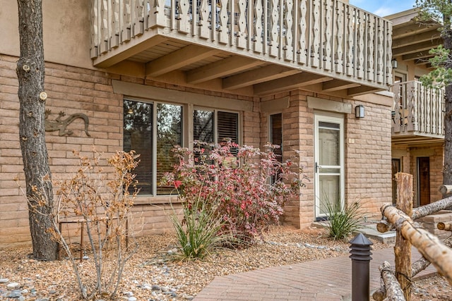 property entrance featuring a balcony