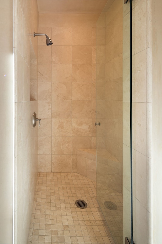 bathroom featuring a tile shower