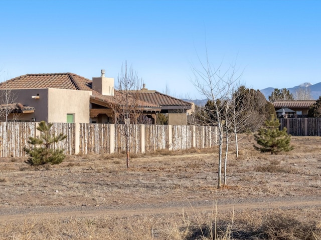 view of yard featuring a mountain view