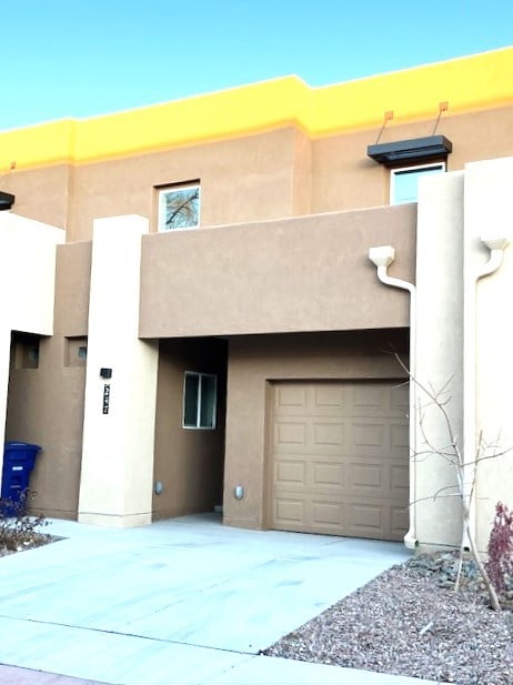 view of front facade featuring a garage