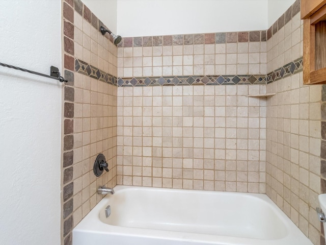 bathroom with tiled shower / bath combo