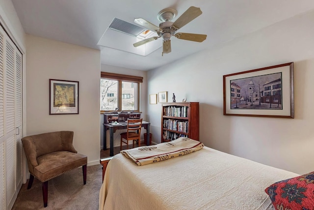 bedroom featuring carpet flooring, ceiling fan, and a closet