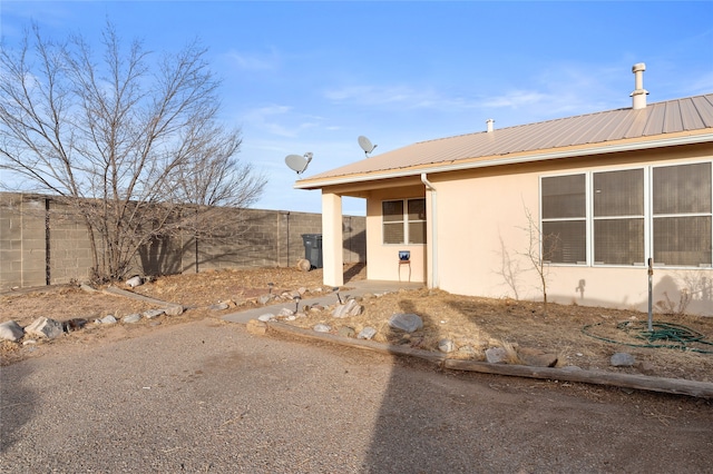 26 Sierra Unit B, Santa Fe, NM 87508 - exterior space featuring a patio