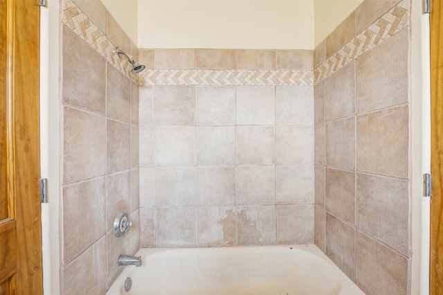 bathroom featuring tiled shower / bath combo