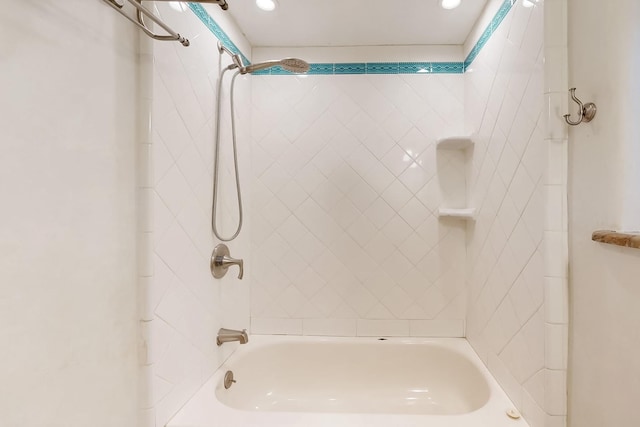 bathroom featuring tiled shower / bath combo