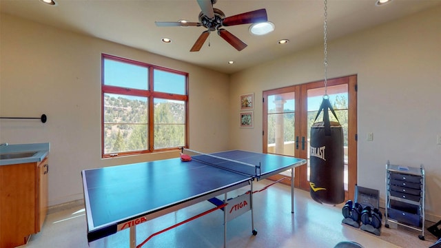 playroom with sink, a wealth of natural light, and ceiling fan