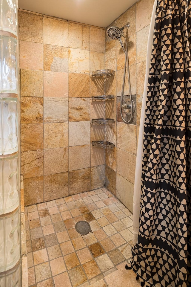 bathroom featuring a tile shower