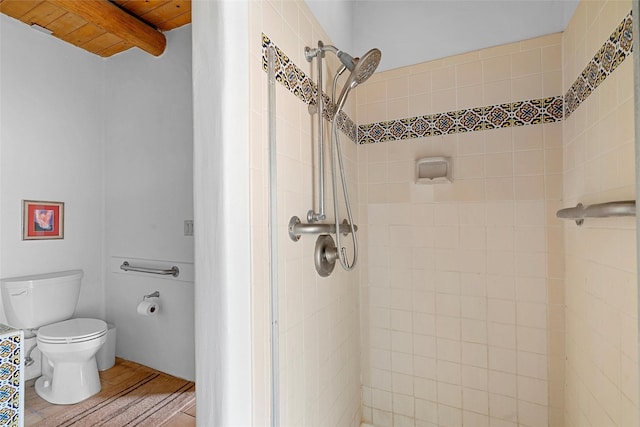 506 Dinkle, Edgewood, NM 87015 - bathroom featuring tiled shower, wood-type flooring, toilet, and beam ceiling