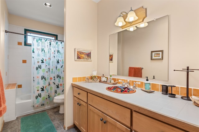 full bathroom with shower / tub combo with curtain, vanity, and toilet