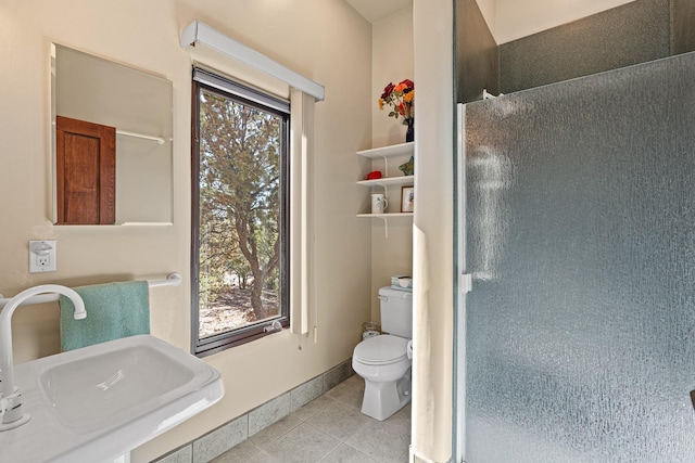 972 Indian Ridge Rd, Santa Fe, NM 87501 - full bathroom featuring tile patterned flooring, a healthy amount of sunlight, a sink, and baseboards