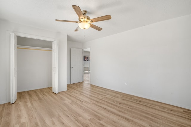 unfurnished bedroom featuring baseboards, ceiling fan, a textured ceiling, light wood-type flooring, and a closet