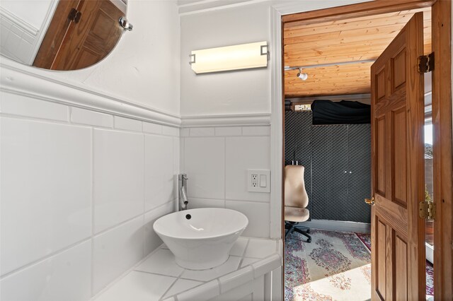 1115 N Luna Cir, Santa Fe, NM 87501 - full bath with a whirlpool tub and crown molding