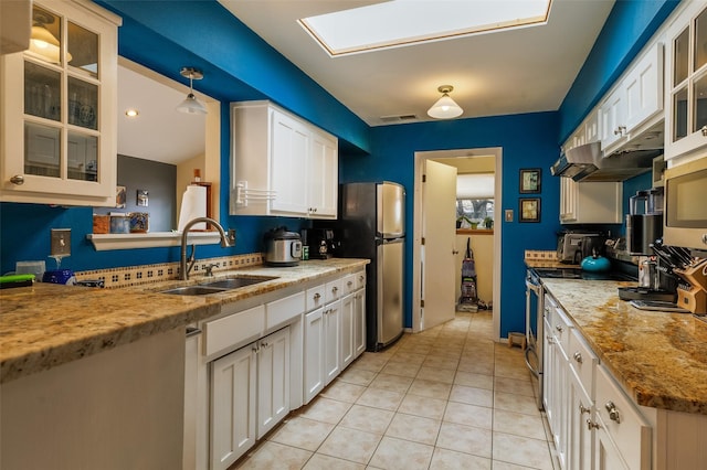 kitchen with light tile patterned floors, a sink, visible vents, white cabinets, and appliances with stainless steel finishes