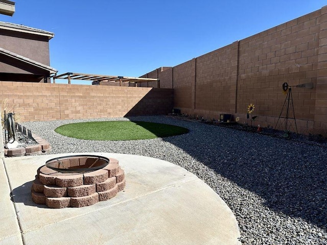 view of yard featuring a patio area, an outdoor fire pit, and a fenced backyard