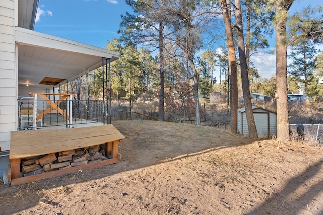 view of yard featuring an outdoor structure