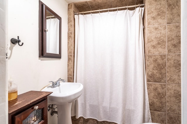 bathroom with curtained shower