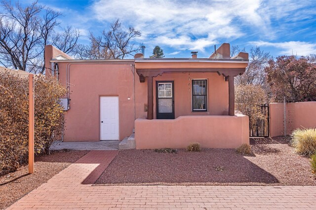 view of front of property featuring a fenced front yard, a gate, and stucco siding